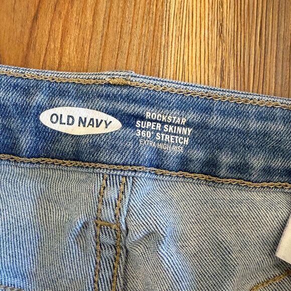 Old Navy Rockstar Super Skinny 360 Stretch Extra High-Rise Jeans - Size 6 - Picture 4 of 7